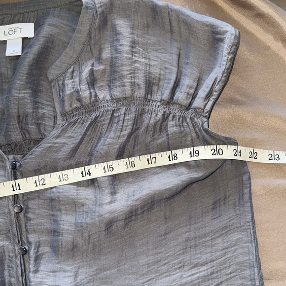 Ann Taylor LOFT Gray Semi Sheer Sleeveless Button Up Top Smocked Accents Sz S - Picture 7 of 12